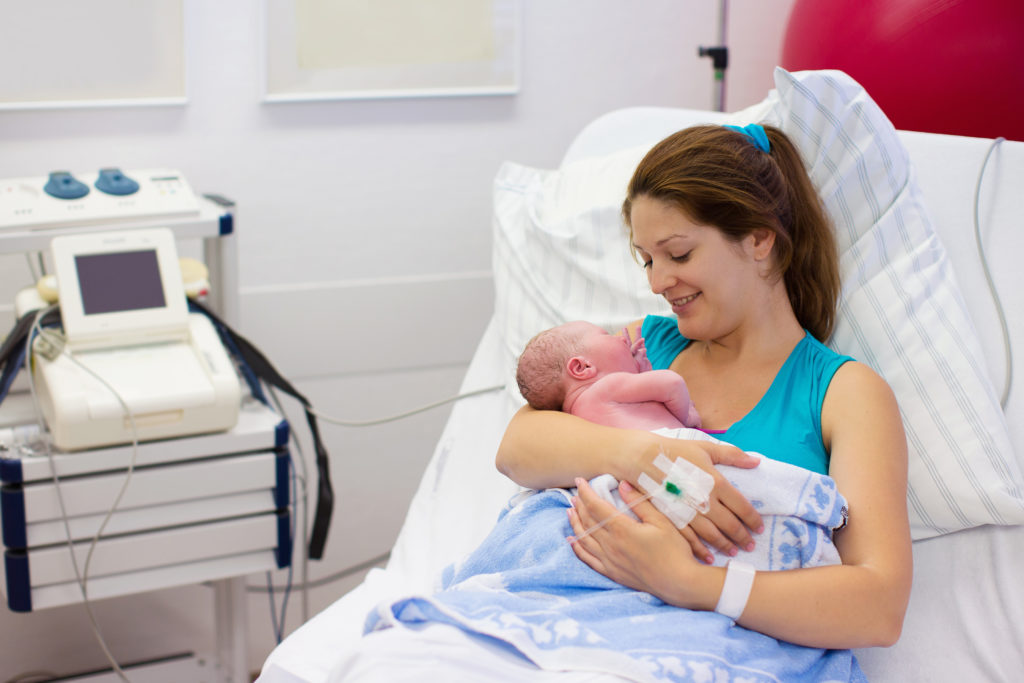 Woman alone when giving birth